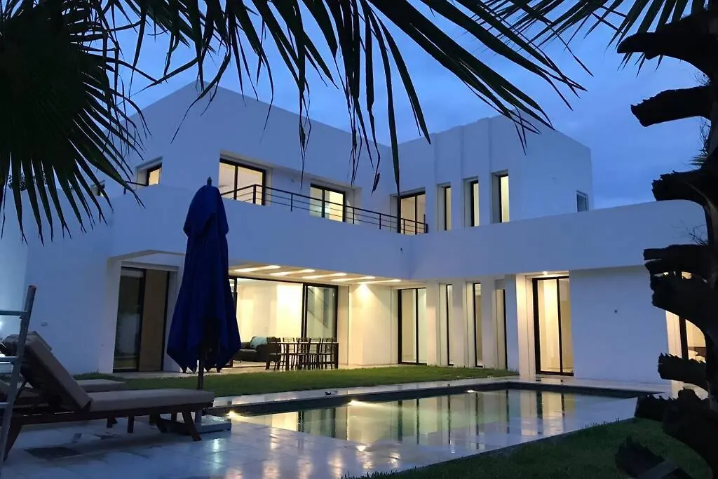 Villa Dar Henda 350m2 avec piscine la Soukra proche la Marsa et SIDI BOU SAID