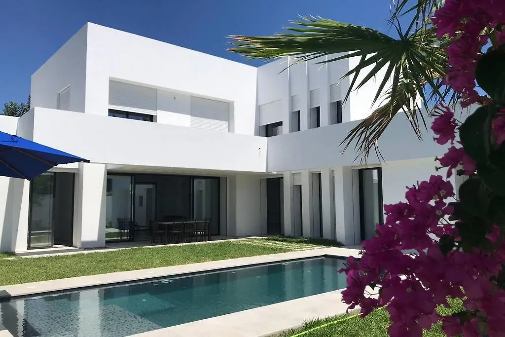 Villa Dar Henda 350m2 avec piscine la Soukra proche la Marsa et SIDI BOU SAID