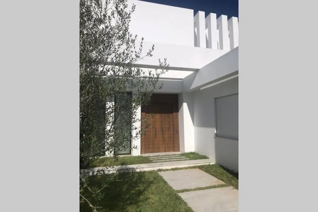 Villa Dar Henda 350m2 avec piscine la Soukra proche la Marsa et SIDI BOU SAID